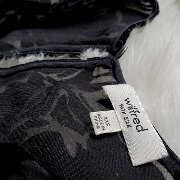 Aritzia - Wilfred Silk Velvet Floral Detail Tank - Picture 3 of 7